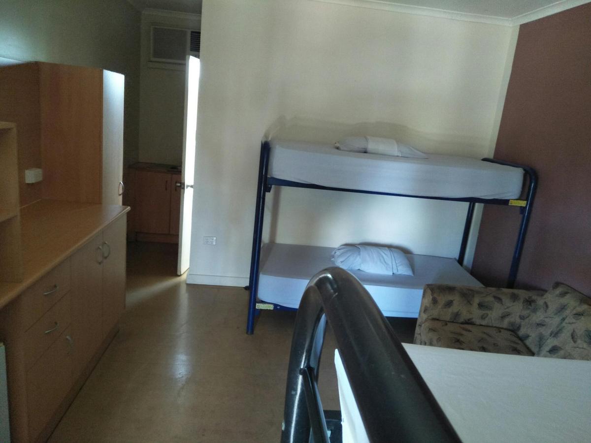 Palm Court Backpackers Hostel Катрин Екстериор снимка